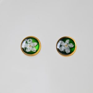 Sztyfty z białą niezapominajką na zielonym tle