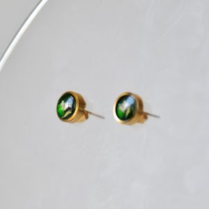 Sztyfty z białym kwiatkiem na zielonym tle