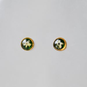 Sztyfty z jasnym kwiatkiem na zielonym tle