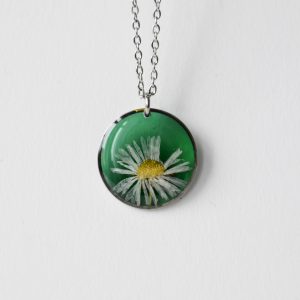 naszyjnik - zielone koło z całą stokrotką