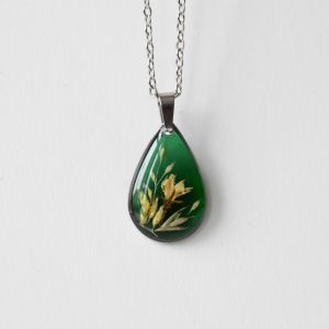 naszyjnik - zielona łezka z jasnymi roślinami