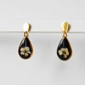 kolczyki - małe czarne łezki z białym kwiatem