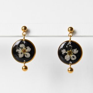 kolczyki - drobne koła z białymi kwiatami