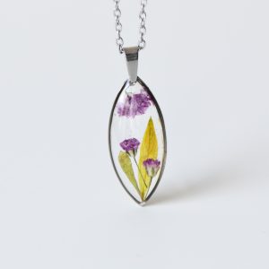 naszyjnik minimalistyczny z fioletowymi kwiatami