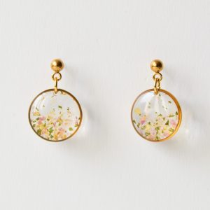 kolczyki z delikatnymi drobinkami kwiatów i liści