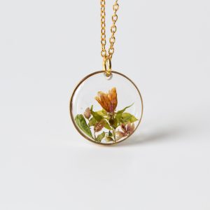 naszyjnik z kwiatem w stylu retro