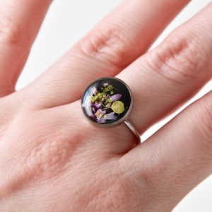 pierścionek z fioletowo-zieloną kompozycją