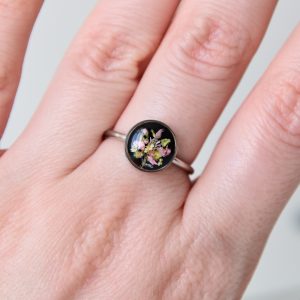 pierścionek z różowo-zieloną kompozycją