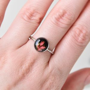 pierścionek z różowymi kwiatami