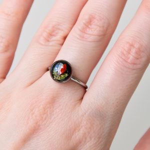 pierścionek z czerwonym pąkiem